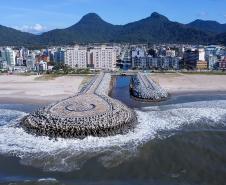 Vista aérea da orla de matinhos