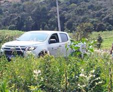 VEÍCULO DE FISCALIZAÇÃO EM MEIO AO CAMPO