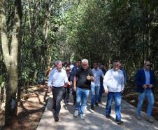 comitiva do governo passeando pelo parque