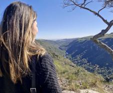 MULHER OBSERVANDO A PAISAGEM DE TIBAGI