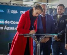 Mulher assinando documento