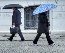 PESSOAS CAMINHANDO NA CHUVA