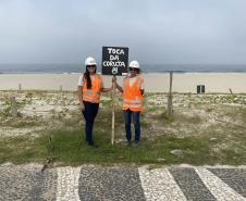 agentes posando ao lado da placa Toca da coruja