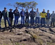 EQUIPE DO SECRETÁRIO DO MEIO AMBIENTE POSANDO PARA FOTO EM TIBAGI