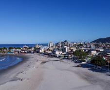 Vista aérea da orla de matinhos