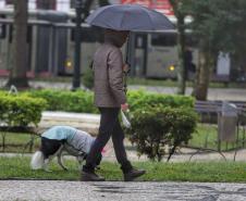 PESSOAS CAMINHANDO NA CHUVA