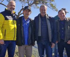 EQUIPE DO SECRETÁRIO DO MEIO AMBIENTE POSANDO PARA FOTO EM TIBAGI