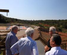 comitiva do governo passeando pelo parque
