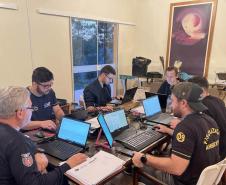 FISCAIS TRABALHANDO EM ESCRITÓRIO