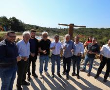 comitiva do governo posando para foto no parque