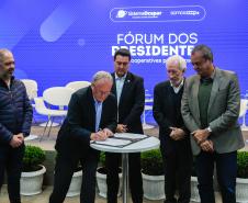 Foto do Governador Ratinho Júnior e demais autoridades em evento da Ocepar