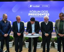 Foto do Governador Ratinho Júnior e demais autoridades em evento da Ocepar