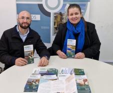 Foto de gerentes do IAT com as novas cartilhas