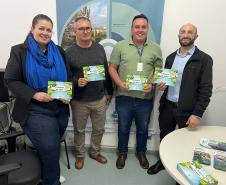 Foto de gerentes do IAT com as novas cartilhas