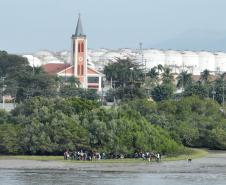 Foto de voluntários durante plantio de mudas