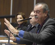Foto de autoridades durante lançamento do PEM