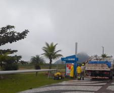 Foto de obras dos superspostes da orla de Matinhos