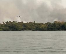 HELICOPTERO SOBREVOANDO INCENDIO NO HORIZONTE
