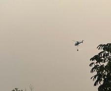 HELICOPTERO TRANSPORTANDO ÁGUA
