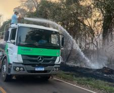 Foto de caminhão da Sedest combatendo incêndio