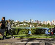 Foto de dia ensolarado em Parque do Paraná