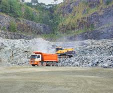 CAMINHÕES EM MEIO A MINERAÇÃO