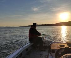 FISCAL EM BARCO AO POR DO SOL 