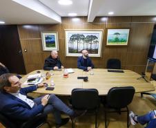 Foto de IAT e Sedest em reunião emergencial