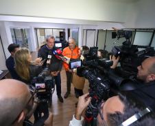 Foto do secretário dando entrevista