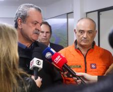 Foto do secretário dando entrevista