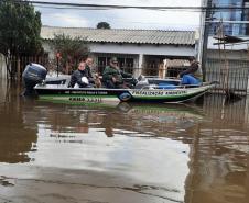 Foto de barco em enchente