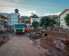 Foto de caminhão lidando com enchente