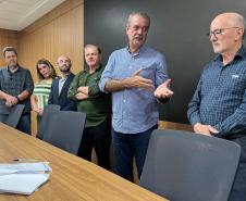 Foto de autoridades durante assinatura de acordo
