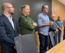 Foto de autoridades durante assinatura de acordo