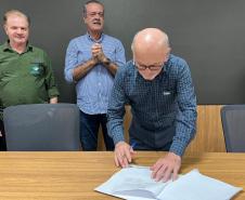 Foto de autoridades durante assinatura de acordo