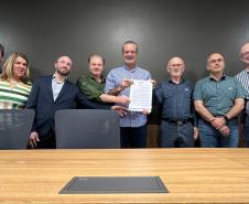 Foto de autoridades durante assinatura de acordo