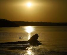 Foto de por do sol em rio