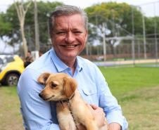 Foto de homem com cachorro