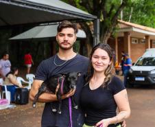 Foto de casal com cachorro