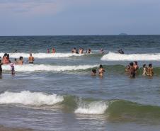 Foto de banhistas em praia
