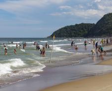 Foto de banhistas em praia