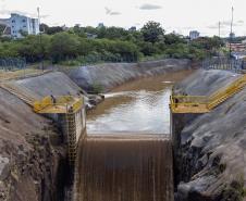 Foto do governador observando obra