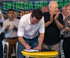 Foto do governador assinando decreto