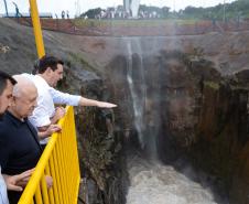 Foto do governador observando obra