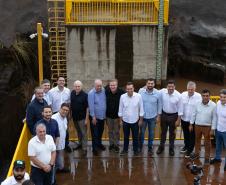 Foto do governador observando obra
