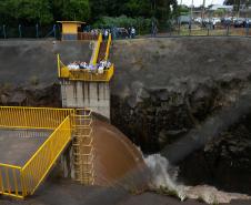 Foto do governador observando obra