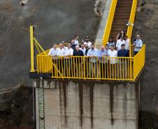 Foto do governador observando obra
