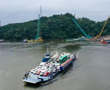 Foto de barco transportando produtos
