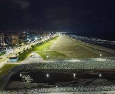 Foto aérea de superpostes iluminando orla