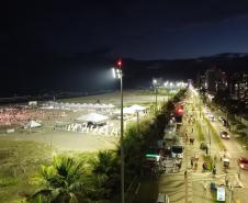 Foto de superpostes à noite